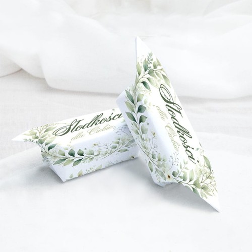 Personalizowane pudełko z krówkami z grafiką kielicha i napisem podziękowania.