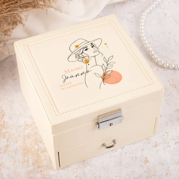 Personalizowana szkatułka na prezent dla mamy. Elegancki upominek na Dzień Mamy.