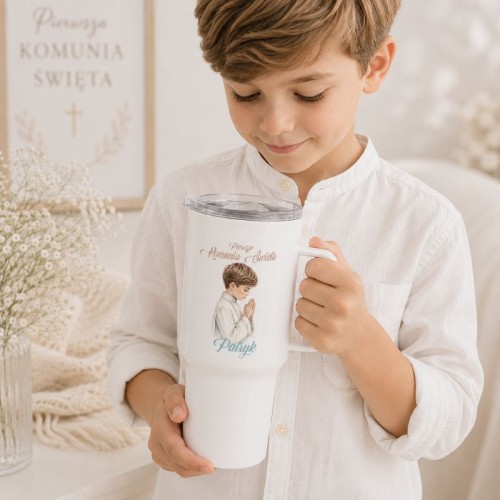 Biały kubek termiczny z okazji pierwszej komunii świętej.