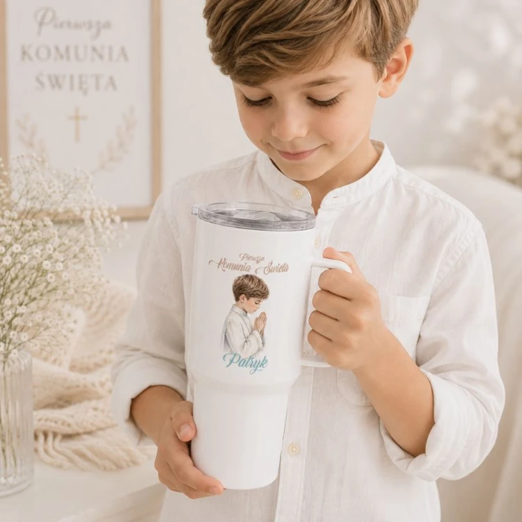 Biały kubek termiczny z okazji pierwszej komunii świętej.