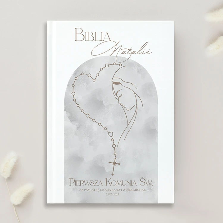 Elegancka biblia na Komunię z motywem Maryi i różańca personalizowana imieniem.