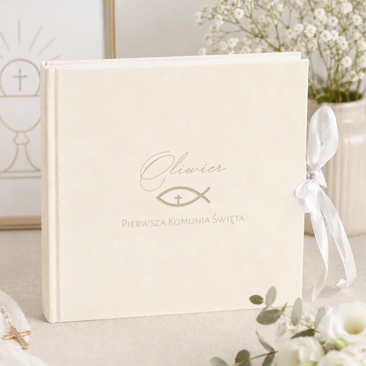 Album komunijny dla dziecka w kremowym kolorze. Na powierzchni okładki grawer z personalizacją.