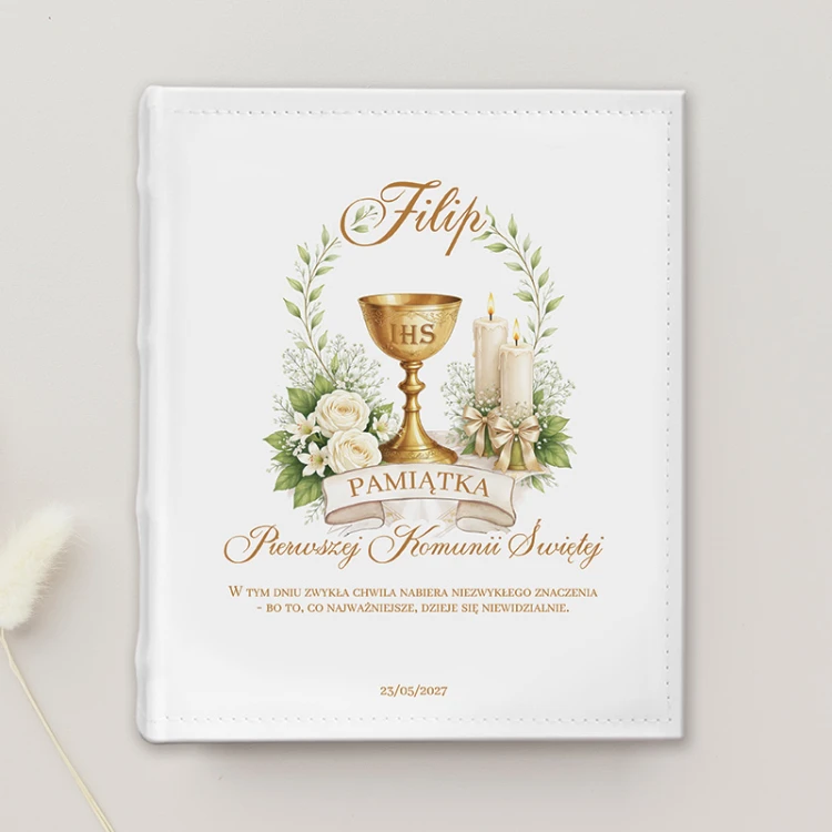 Album komunijny z personalizacją i motywem kielicha. Wyjątkowy prezent na Komunię dla dziecka.