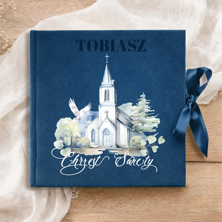 Album granatowy z weluru na prezent z okazji Chrztu Świętego.