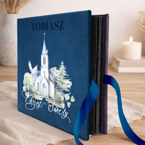 Welurowy album na Chrzest Święty w granatowym kolorze.