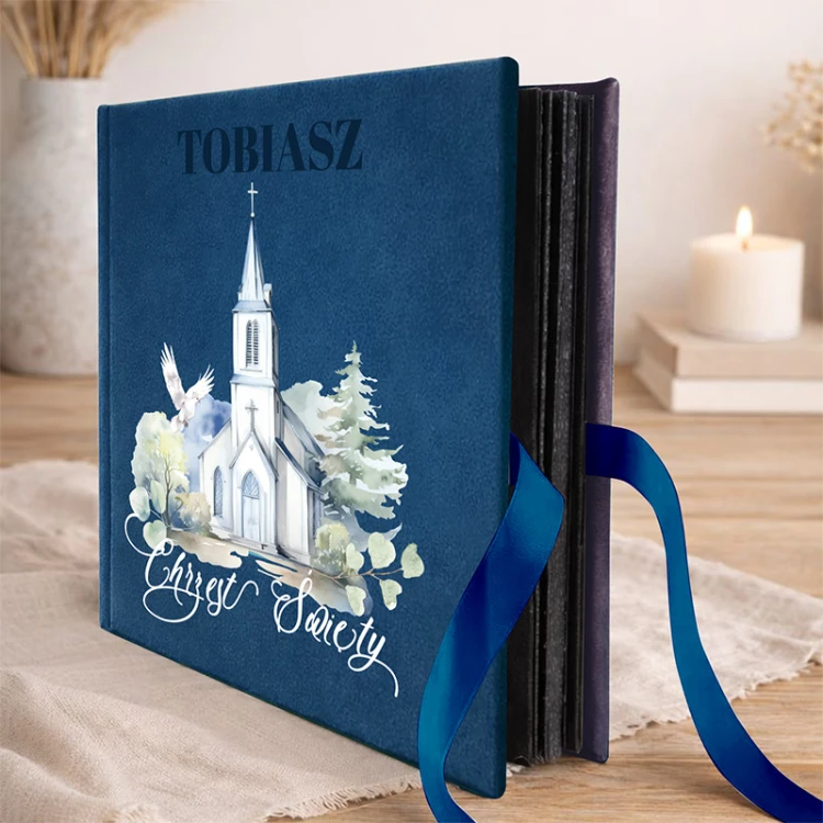 Welurowy album na Chrzest Święty w granatowym kolorze.