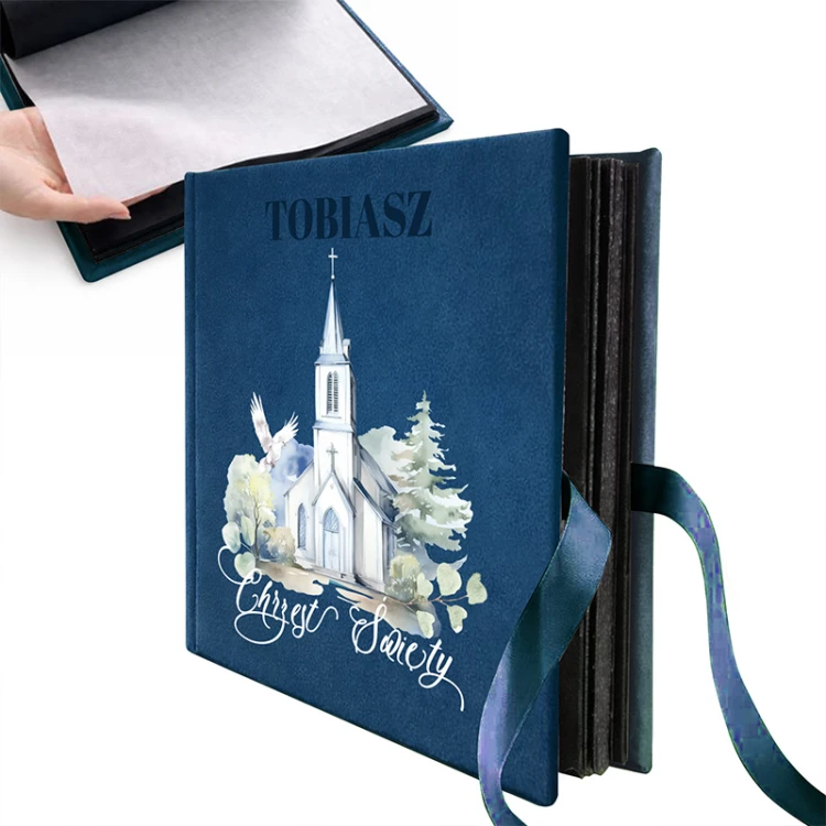 Welurowy album granatowy z kolorową grafiką kościółka. Personalizowany prezent na Chrzest.