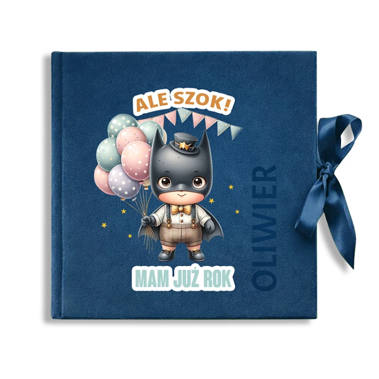 Personalizowany album granatowy z welurową okładką. Wyjątkowy prezent na pierwsze urodziny chłopca.