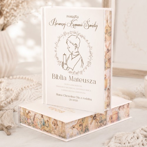 Biblia z ozdobnymi brzegami na komunie chłopca