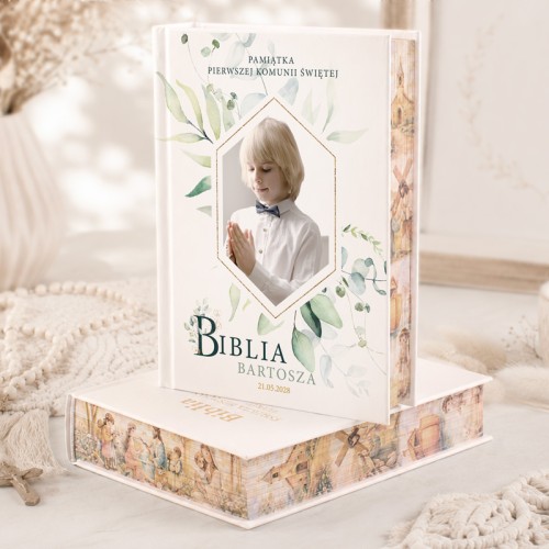 Komunijna biblia ze zdjęciem dziecka na okładce i barwionymi brzegami