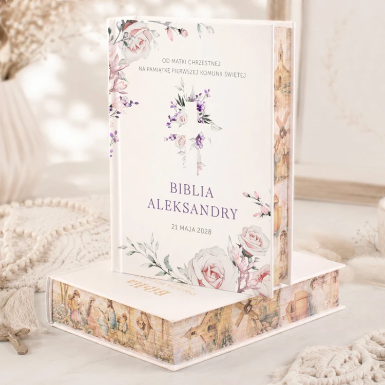 Biblia z barwionymi brzegami dla dziecka komunijnego.