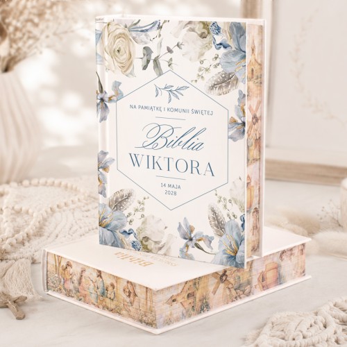 Biblia z motywem niebieskich kwiatów dla dziecka.