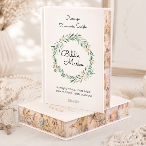 Personalizowana biblia z barwionymi brzegami i imieniem dziecka komunijnego.