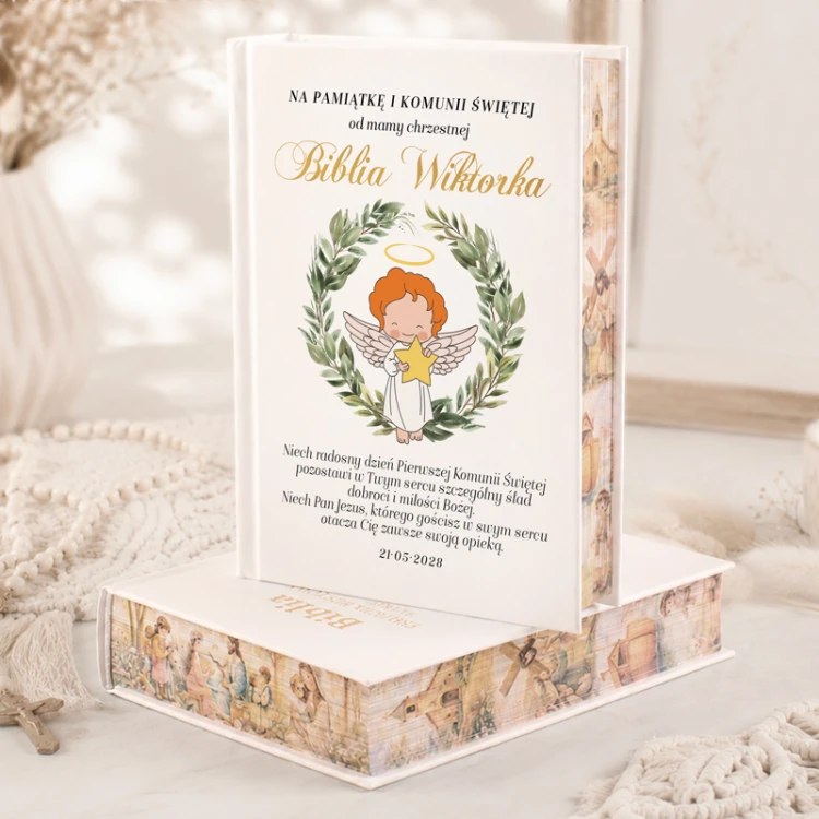 Biblia z motywem aniołka i barwionymi brzegami.