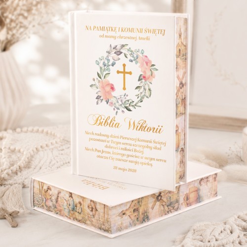 Personalizowana biblia z imieniem dla dziewczynki i barwionymi brzegami.