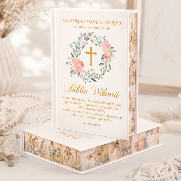 Personalizowana biblia z imieniem dla dziewczynki i barwionymi brzegami.