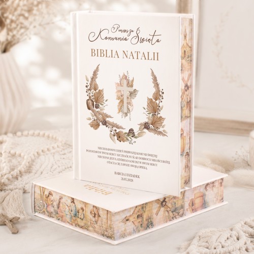 Biblia boho z barwionymi brzegami.