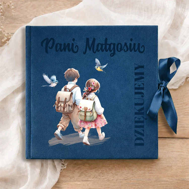 Welurowy album dla nauczyciela z personalizacją i wstążką.