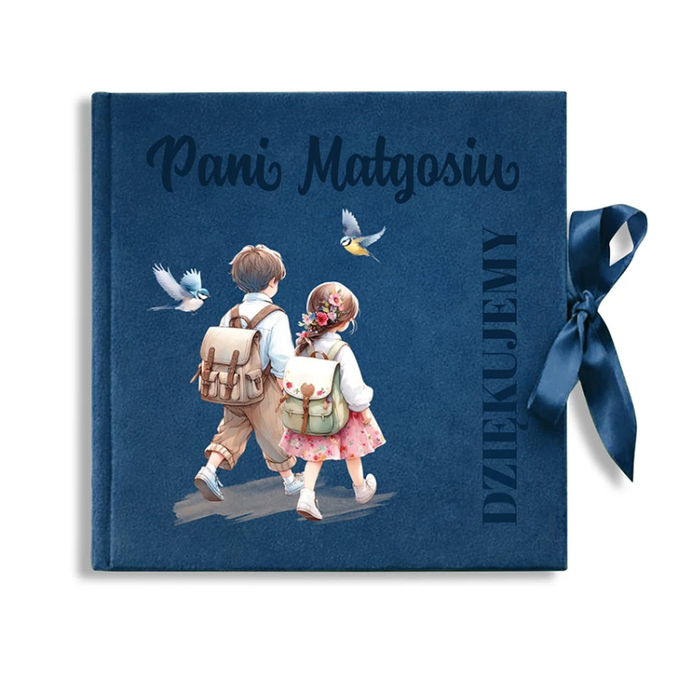 Granatowy album welurowy na zakończenie roku szkolnego.