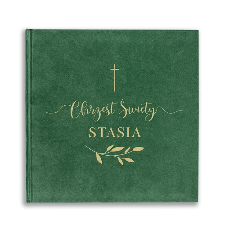 Welurowy album na zdjęcia i wpisy z chrztu.