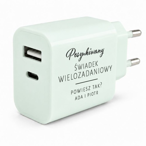 Wtyczka do ściany ładowarka z pytaniem do świadka.