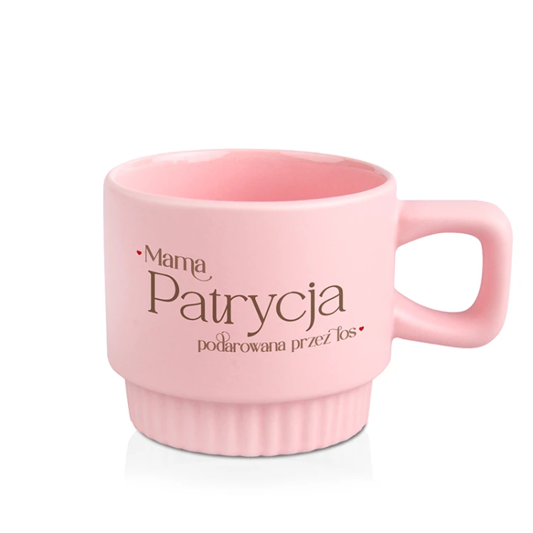 Upominek dla zastępczej mamy w formie różowego kubka ceramicznego z ryflowaniem.