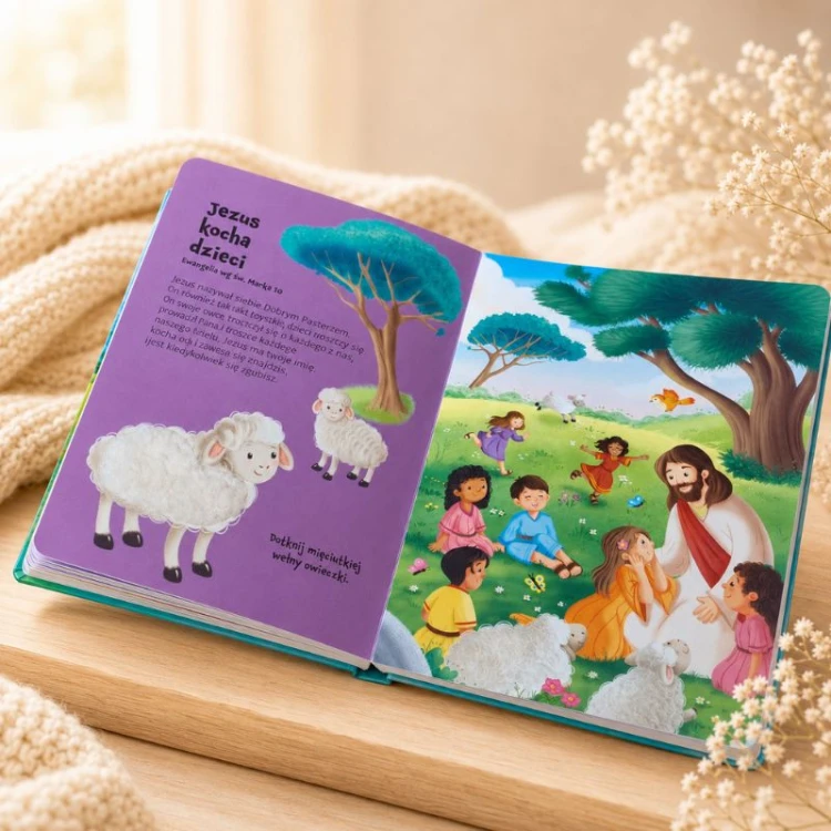Biblia sensoryczna dla dziecka z kolorowymi ilustracjami i elementami do dotykania.