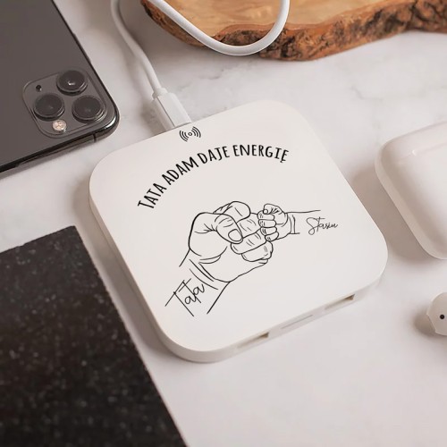 Personalizowana ładowarka bezprzewodowa dla taty z imieniem i delikatną grafiką na jasnej powierzchni.