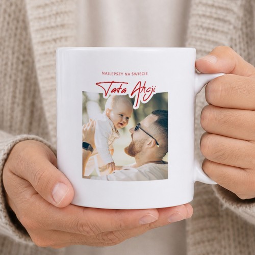 Biały kubek ze zdjęciem i imieniem dziecka jako personalizowany prezent na Dzień Ojca.