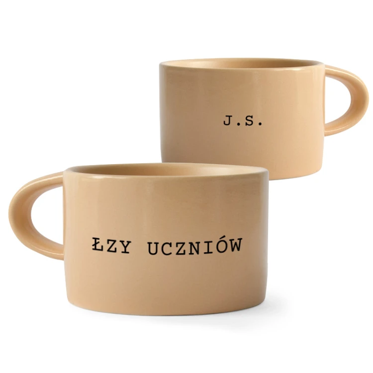 Kubek ceramiczny dla nauczyciela w beżowym kolorze jako zabawny prezent od klasy.