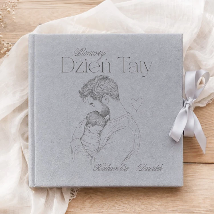 Prezent dla taty od dziecka w formie welurowego albumu na wspomnienia.