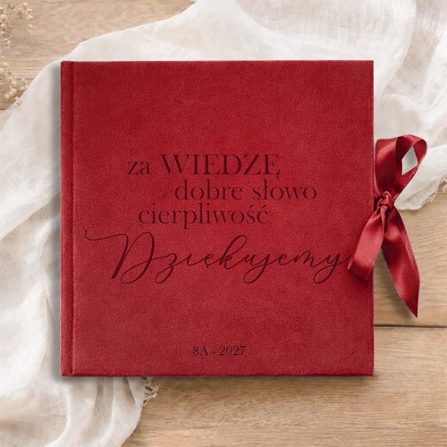 Welurowy album z podziękowaniami dla nauczyciela, ozdobiony wstażką.