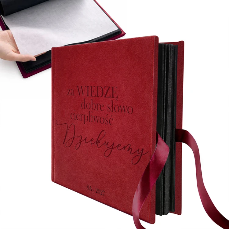 Personalizowany album welurowy dla nauczyciela z podziękowaniami.