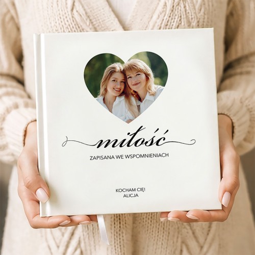 Personalizowana kronika ze wspomnieniami rodzinnymi.