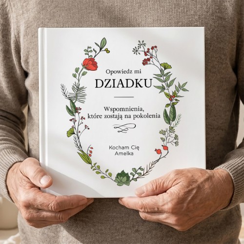 Książka w twardej oprawie z roślinnym wiankiem i napisem „Opowiedz mi Dziadku”.
