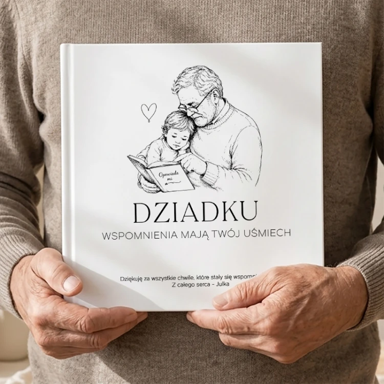 Książka wspomnień dla dziadka z personalizacją imienia wnuka na okładce.