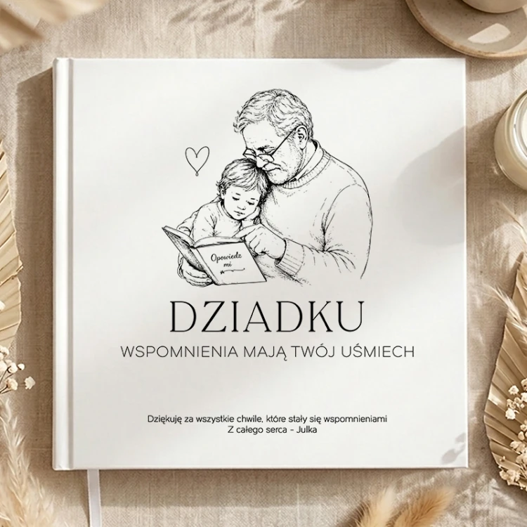 Książka Opowiedz mi Dziadku z miejscem na rodzinne historie i zdjęcia.