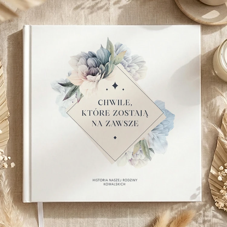 Książka Opowiedz mi Historia Rodziny z personalizowanym nazwiskiem na okładce.