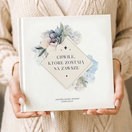 Kronika rodzinna do uzupełniania z kwiatową okładką i miejscem na wspomnienia.