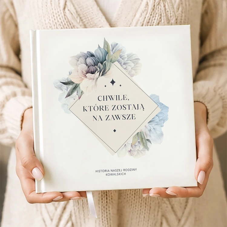 Kronika rodzinna do uzupełniania z kwiatową okładką i miejscem na wspomnienia.