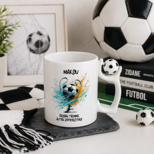 Personalizowany kubek piłkarski z imieniem dziecka i sportową grafiką.