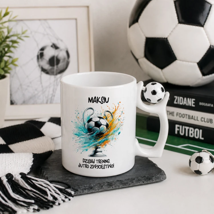 Personalizowany kubek piłkarski z imieniem dziecka i sportową grafiką.