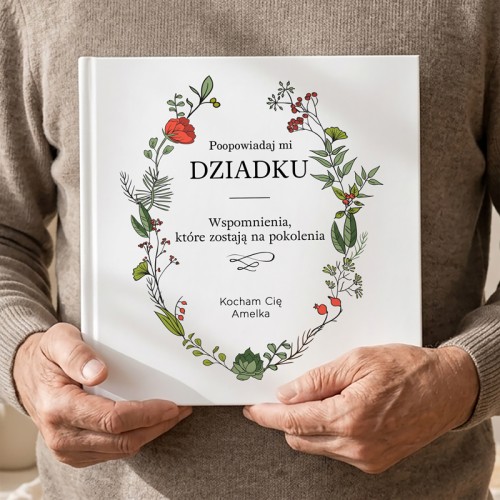 Książka w twardej oprawie z roślinnym wiankiem i napisem „Opowiedz mi Dziadku”.