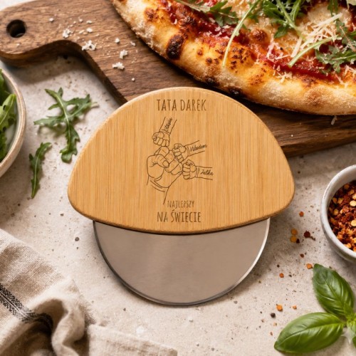 Nóż do pizzy z imieniem taty i podpisami dzieci na drewnianym uchwycie.