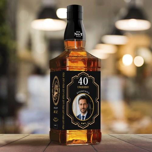 Czarno-złota etykieta na butelkę whisky z życzeniami urodzinowymi.