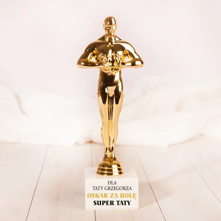Statuetka za rolę Super Taty z personalizowaną dedykacją na białej podstawie.