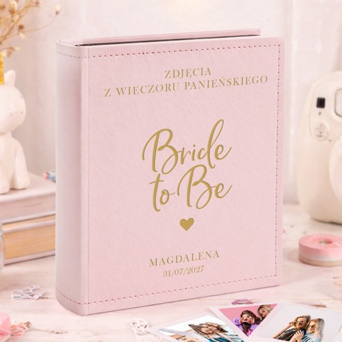 Personalizowany album na zdjęcia z wieczoru panieńskiego Bride to Be z różową okładką