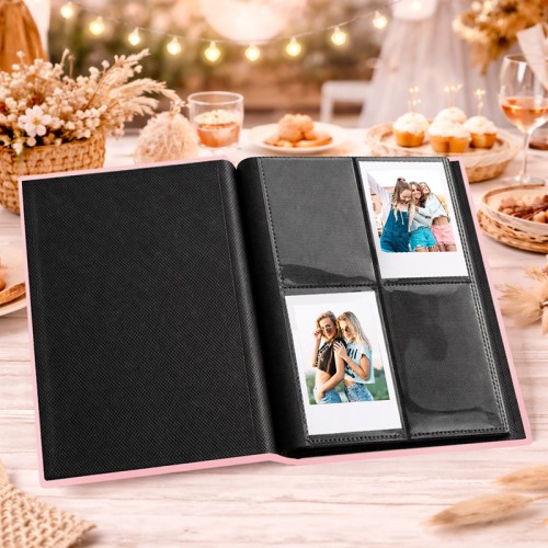 Album na zdjęcia typu Instax z wieczoru panieńskiego z gładką, różową oprawą.