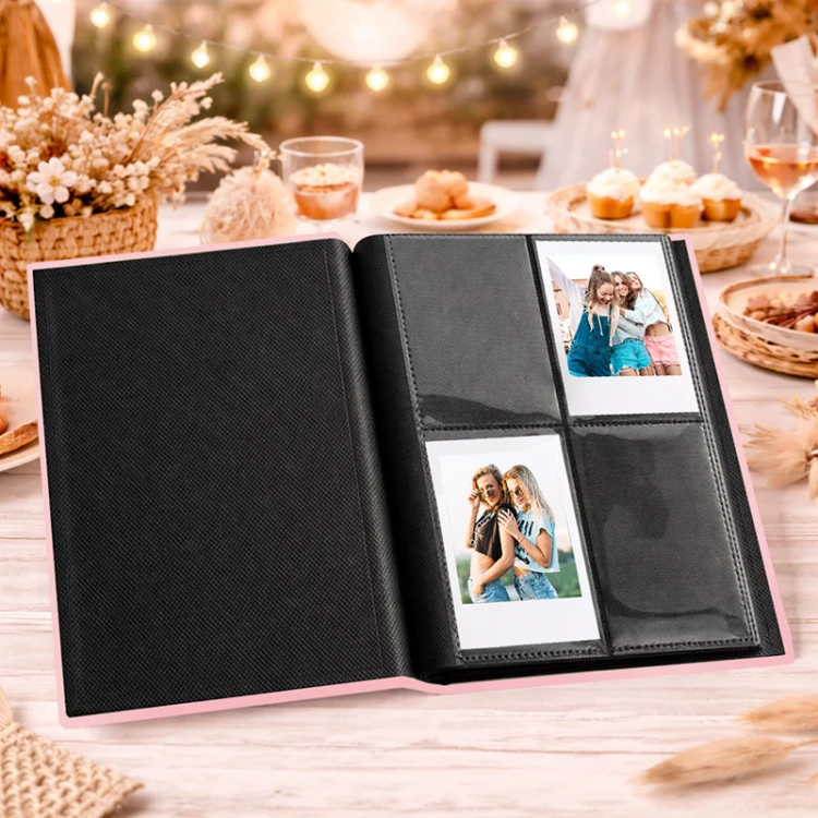 Album na zdjęcia typu Instax z wieczoru panieńskiego z gładką, różową oprawą.