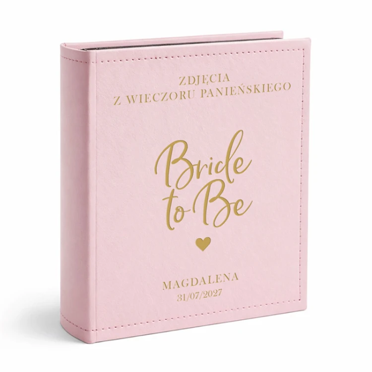 Album Bride to Be z personalizacją i różową oprawą.